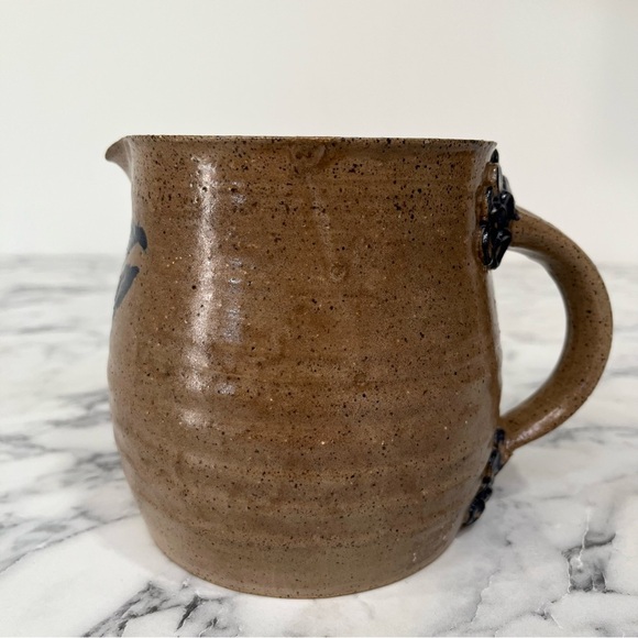 Vintage studio signed Suzanne pottery pitcher blue primitive - Picture 5 of 11